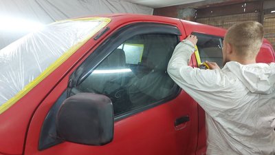 Волонтер з Хмельницького клеїть плівку на скло автомобіля, щоб його не зафарбувати Волонтер з Хмельницького клеїть плівку на скло автомобіля, щоб його не зафарбувати