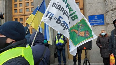 У Харкові перед сесією пікетують міськраду, з дверей мерії прибрали ручку
