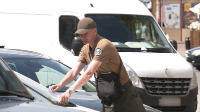 100 попереджень за неправильне паркування на день: у Чернігові запрацювали інспектори