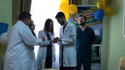 Створюються сім'ї, народжуються діти. В окупованому Херсоні одружилися лікарі-інтерни Створюються сім'ї, народжуються діти. В окупованому Херсоні одружилися лікарі-інтерни