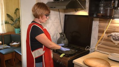 ЧЕРКАЩАНКИ ГОТУЮТЬ СУХПАЙКИ ДЛЯ ВІЙСЬКОВИХ ЧЕРКАЩАНКИ ГОТУЮТЬ СУХПАЙКИ ДЛЯ ВІЙСЬКОВИХ