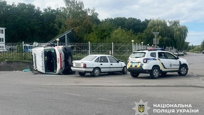 Авто зіткнулося з каретою швидкої — на Буковині сталися дві ДТП з потерпілими