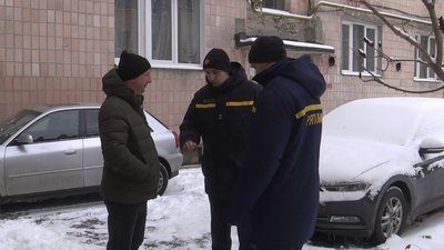 Директор житлово-комунального підприємства № 3 Олександр Мартинюк разом із рятувальниками