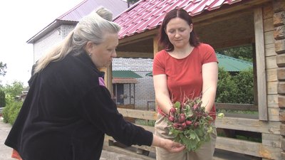На фото: Ольга Івлєва та її донька Софія Балавіна з новим врожаєм червоної редьки. На фото: Ольга Івлєва та її донька Софія Балавіна з новим врожаєм червоної редьки.