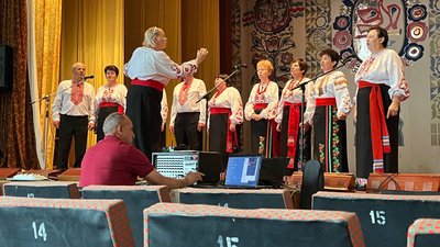 Переселенка навчає співати
