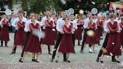 Останній дзвоник-2021: у Харкові закінчили школу близько 8 тисяч учнів