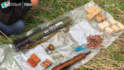 На Рівненщині СБУ викрила незаконний схрон зі зброєю На Рівненщині СБУ викрила незаконний схрон зі зброєю