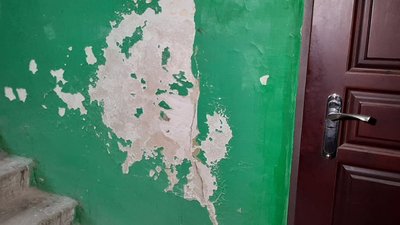 "Смердить постійно". Жителям сєвєродонецької багатоповерхівки псує життя каналізація