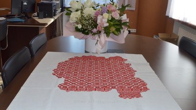 Мапу Житомирщини вишила в рамках проєкту "Наукою вишиваємо Україну" викладачка ЖДУ імені Івана Франка Юлія Мінгальова Мапу Житомирщини вишила в рамках проєкту "Наукою вишиваємо Україну" викладачка ЖДУ імені Івана Франка Юлія Мінгальова