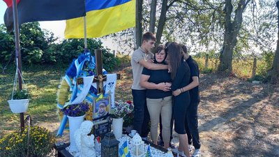 Діти підтримують матір Діти підтримують матір