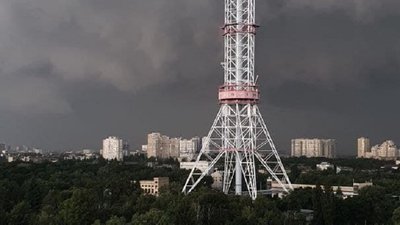 Київ накрила потужна злива з градом, зачинено дві станції метро Київ накрила потужна злива з градом, зачинено дві станції метро