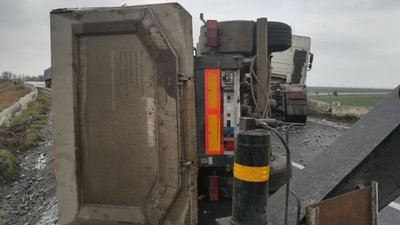 На трасі Одеса-Мелітополь перекинулася вантажівка з причепом На трасі Одеса-Мелітополь перекинулася вантажівка з причепом