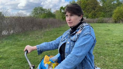 Місцева жителька Альона Хрущ розповідає про те, як на Чернігівщині затопило дорогу, яка з’єднує п'ять сіл з центром громади Місцева жителька Альона Хрущ розповідає про те, як на Чернігівщині затопило дорогу, яка з’єднує п'ять сіл з центром громади