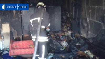 У Чернігові під час пожежі в квартирі господарка отруїлась газом, 15 людей евакуювали У Чернігові під час пожежі в квартирі господарка отруїлась газом, 15 людей евакуювали