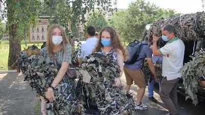Студенти-історики з Тернополя передали маскувальні сітки на схід
