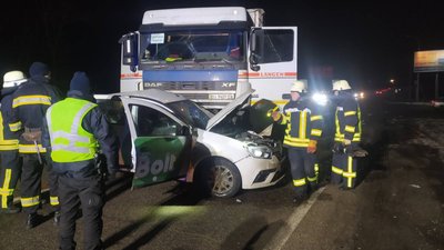 На кільцевій дорозі у Харкові вантажівка врізалась в таксі: водій легковика загинув