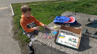 У Полтаві 10-річний харків’янин допомагає військовим – плете і продає браслети