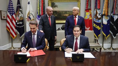 Альпарслан Байрактар та держсекретар США Марко Рубіо підписують меморандум