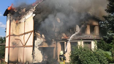 На Харківщині внаслідок обстрілів РФ згоріли поле пшениці та СТО На Харківщині внаслідок обстрілів РФ згоріли поле пшениці та СТО