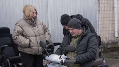 Вінницькі волонтери передали оборонцю крісло колісне з електроприводом Вінницькі волонтери передали оборонцю крісло колісне з електроприводом