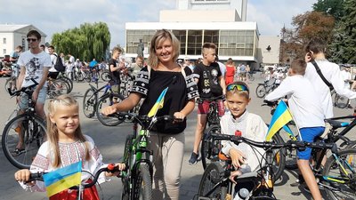 На День Незалежності більше сотні лучан одягли вишиванки і пересіли на велосипеди На День Незалежності більше сотні лучан одягли вишиванки і пересіли на велосипеди