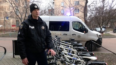 Чернігівські патрульні отримали десять велосипедів від бельгійських колег Чернігівські патрульні отримали десять велосипедів від бельгійських колег