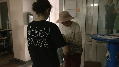 Випускниця школи допомагає у волонтерському центрі Випускниця школи допомагає у волонтерському центрі