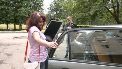 Лучани подарували комп'ютер вчительці з Сєвєродонецька, яка продовжує працювати онлайн Лучани подарували комп'ютер вчительці з Сєвєродонецька, яка продовжує працювати онлайн