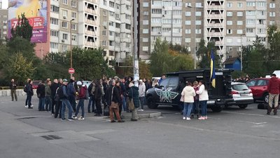 Активісти влаштували автопробіг до будинку Зеленського у Конча-Заспі Активісти влаштували автопробіг до будинку Зеленського у Конча-Заспі