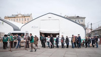 На одній із площ Чернівців годують вимушених переселенців На одній із площ Чернівців годують вимушених переселенців