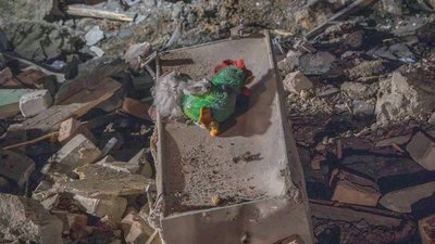 Дитяча іграшка на місці обстрілу