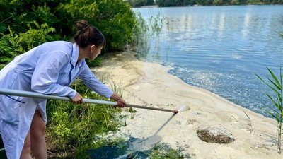 Фахівці КП "Плесо" беруть проби води для аналізу води у озері Небреж