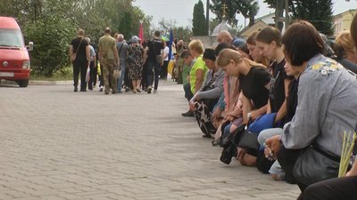 "Гітари з рук не випускав": у Хмельницькому попрощалися із захисником Геннадієм Чаїнським "Гітари з рук не випускав": у Хмельницькому попрощалися із захисником Геннадієм Чаїнським