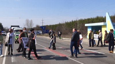 "Діти залишаться без медичної допомоги". На Луганщині протестувальники перекрили дорогу "Діти залишаться без медичної допомоги". На Луганщині протестувальники перекрили дорогу