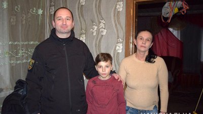 На Донеччині поліціянт врятував двох школярів, що провалились під лід На Донеччині поліціянт врятував двох школярів, що провалились під лід