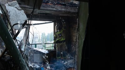 Київ, пошкоджений атакою РФ будинок, Солом'янський район, рятувальник, ДСНС