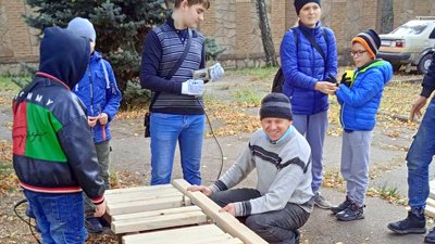Практика просто неба. У Кривому Розі юні майстри показують свої вміння, ремонтуючи лавочки в сквері