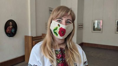 Працівниці тернопільського музею прийшли на роботу у вишиваних масках Працівниці тернопільського музею прийшли на роботу у вишиваних масках