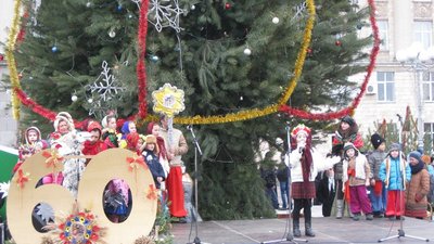 Ялинка від зурочення, найдорожча в Україні: як змінювалися новорічні дерева у Черкасах Ялинка від зурочення, найдорожча в Україні: як змінювалися новорічні дерева у Черкасах
