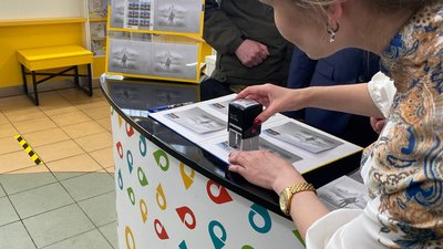 Символ спротиву України: у Черкасах презентували марку з російським кораблем Символ спротиву України: у Черкасах презентували марку з російським кораблем