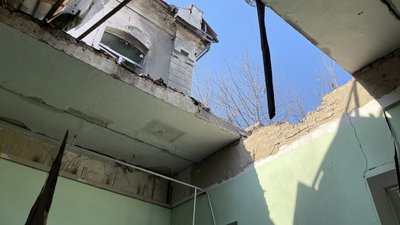 Обстріли Херсона, руїни, влучення снаряда РФ