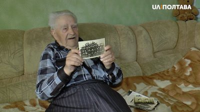 Андрій Петренко показує фотографії з фронтових років Андрій Петренко показує фотографії з фронтових років