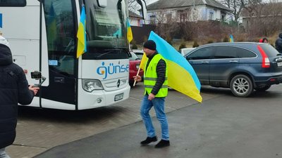 "Автопроїзд єдності": на Черкащині з'єднали прапори зі сходу та заходу України. Як це було "Автопроїзд єдності": на Черкащині з'єднали прапори зі сходу та заходу України. Як це було