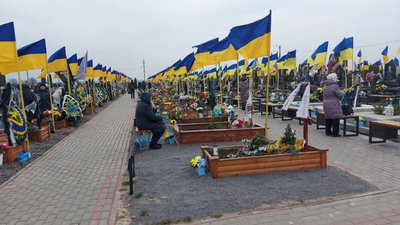 На могили загиблих військових прийшли їх рідні, 24 лютого 2024. Фото: Суспільне Хмельницький На могили загиблих військових прийшли їх рідні, 24 лютого 2024. Фото: Суспільне Хмельницький