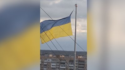 У Житомирі на майдані Соборному прапор, який порвався, не замінили У Житомирі на майдані Соборному прапор, який порвався, не замінили