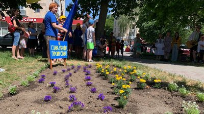 Мапа України зі синіх та жовтих квітів: у Тернополі організували акцію до Дня біженців Мапа України зі синіх та жовтих квітів: у Тернополі організували акцію до Дня біженців