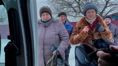 Пенсії під обстрілами: як на Чернігівщині працює пересувне відділення пошти на кордоні з Росією Пенсії під обстрілами: як на Чернігівщині працює пересувне відділення пошти на кордоні з Росією