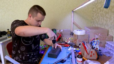 Повербанки, скиди та підставки для дронів: вінничани безкоштовно створили понад 2 тисячі приладів для військових