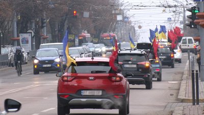 "Ми пам'ятаємо, завдяки кому в нас є кожен день". В Івано-Франківську провели жіночий автопробіг "Вдячні ЗСУ"