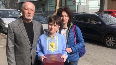 Рідні Героя України капітана Сергія Короля з Тернополя Рідні Героя України капітана Сергія Короля з Тернополя